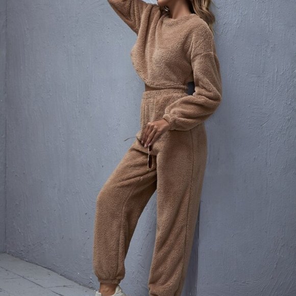 MODA ME COUTURE Tops - CASUAL DOLLZ Cropped Pullover & High-Rise Joggers